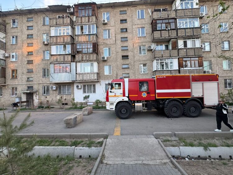 Безопасность превыше всего: в Талдыкоргане экстренные службы очищают проезды для спецтехники