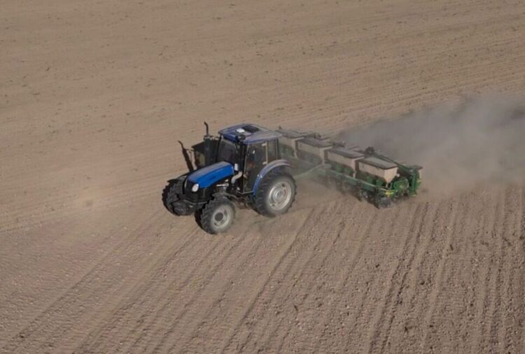 Весенне-полевые работы активно ведутся в Аксуском районе