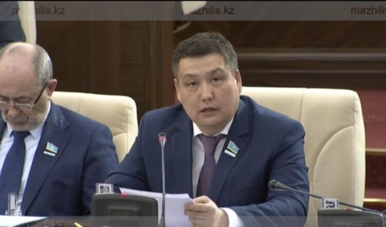 Депутат Болат Керимбек требует ускорить решение дорожных проблем в Жетісу