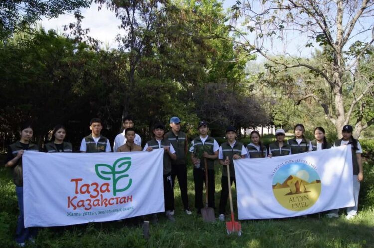 Кербулакские школьники и сотрудники нацпарка «Алтынемель» украсили сад новой аллеей