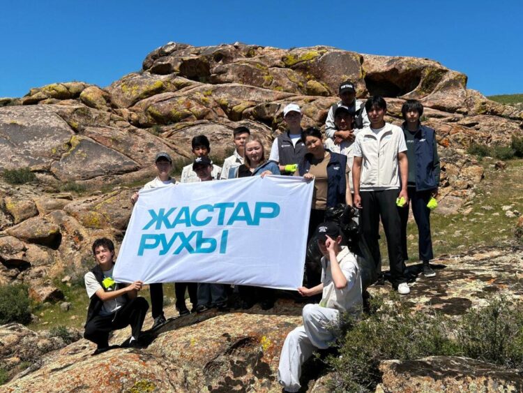 Активисты Талдыкоргана очистили природу от мусора