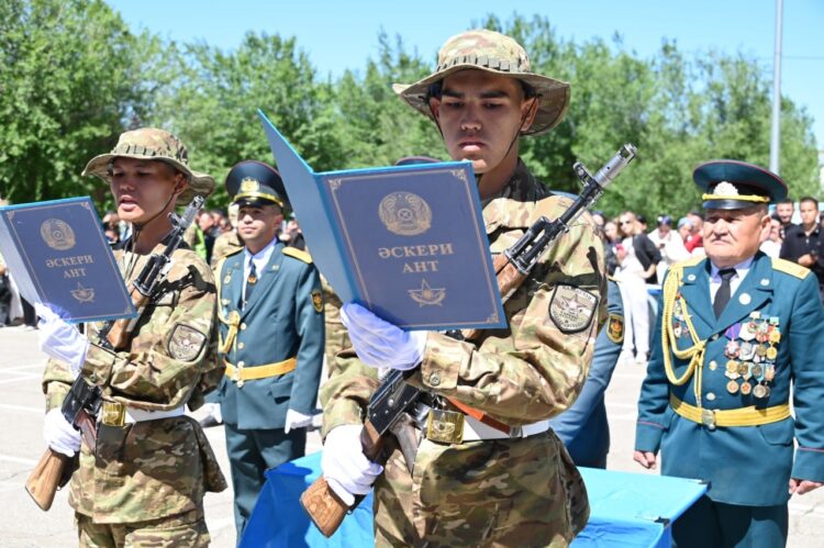 Более 500 новобранцев приняли военную присягу в Сарыозекском гарнизоне