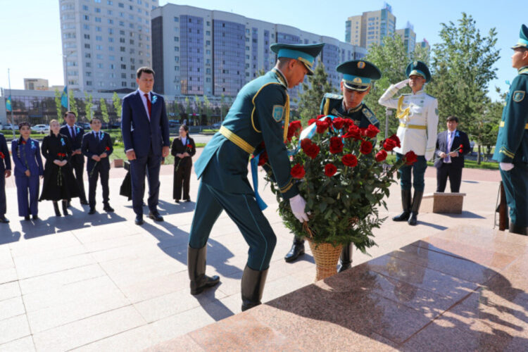Цветы к памятнику Бауыржана Момышұлы возложили в Астане