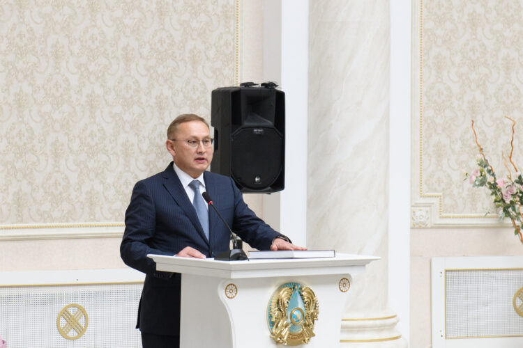 Бейбит Исабаев поздравил жетысусцев с праздником 1 мая