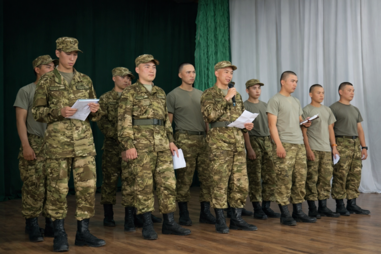 На границе Жетісу солдаты устроили вечер юмора и находчивости