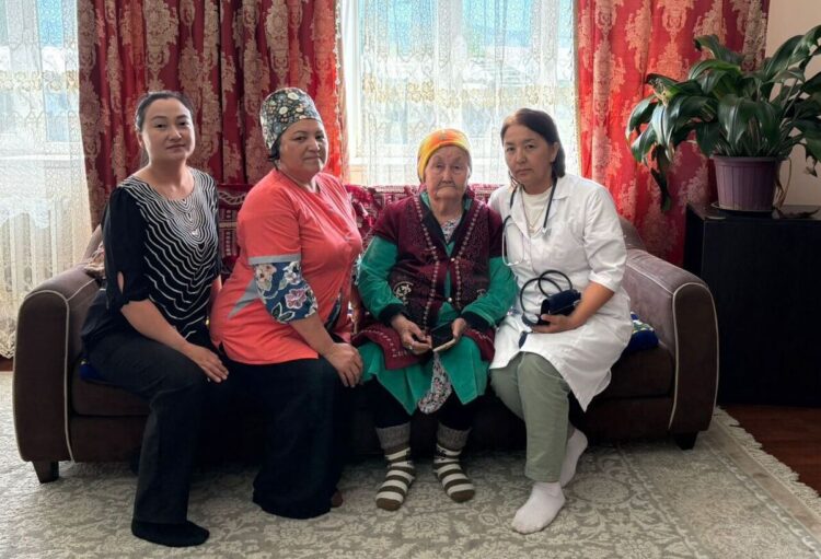 Тружеников тыла в канун Дня Победы посетили в Аксуском районе
