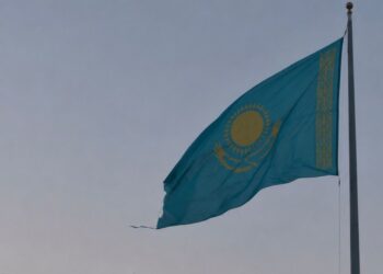 Состояние Государственного Флага в парке «Жастар» вызвало бурные споры