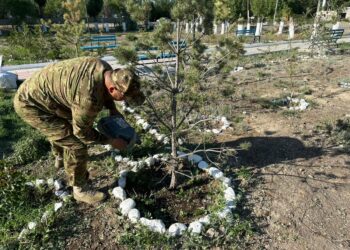 Военнослужащие «Қорғас» приняли участие в благоустройстве памятников героям войны