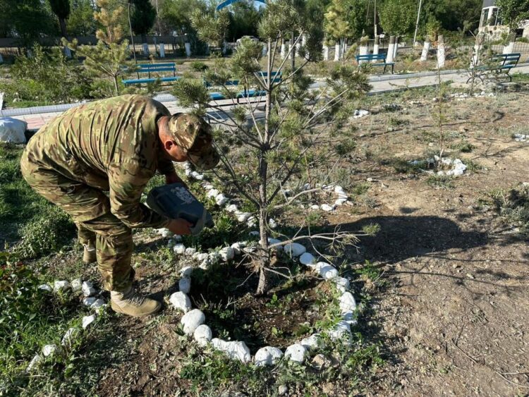 Военнослужащие «Қорғас» приняли участие в благоустройстве памятников героям войны