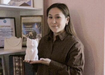 Сельская медсестра из Алаколя построила бизнес на гипсовых фигурках