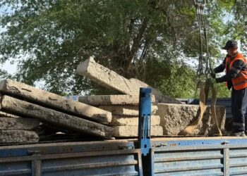 Незаконные ограждения демонтируют во дворах Талдыкоргана