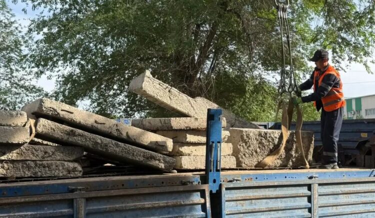 Незаконные ограждения демонтируют во дворах Талдыкоргана