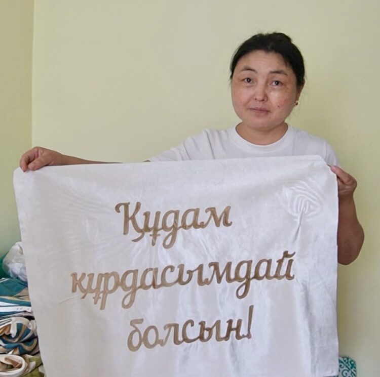 1,5 миллиона тенге на мечту: как жительница Кербулакского района открыла собственное швейное дело