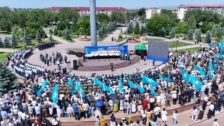 На крыльях гордости за страну — в Жетiсу отметили День государственных символов