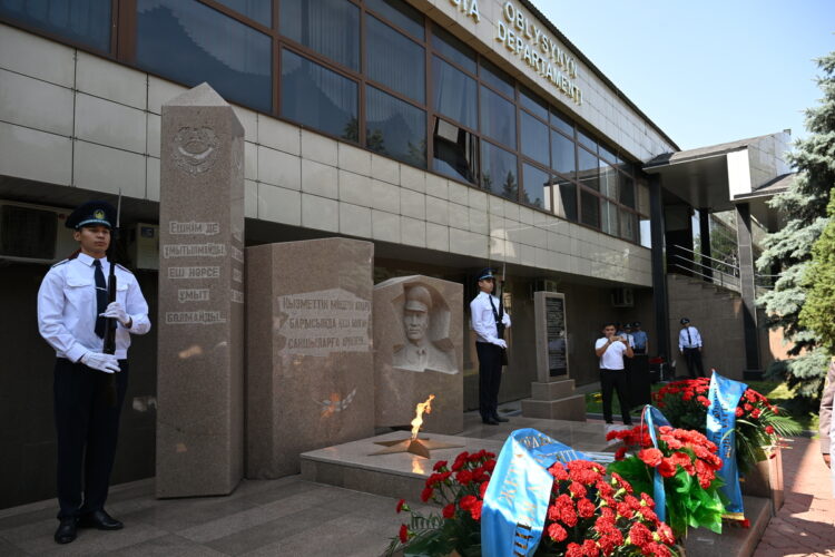 В Жетісу торжества в честь Дня полиции начались с дани памяти