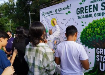 Талдыкорганцы превратили мусор в спелые яблоки