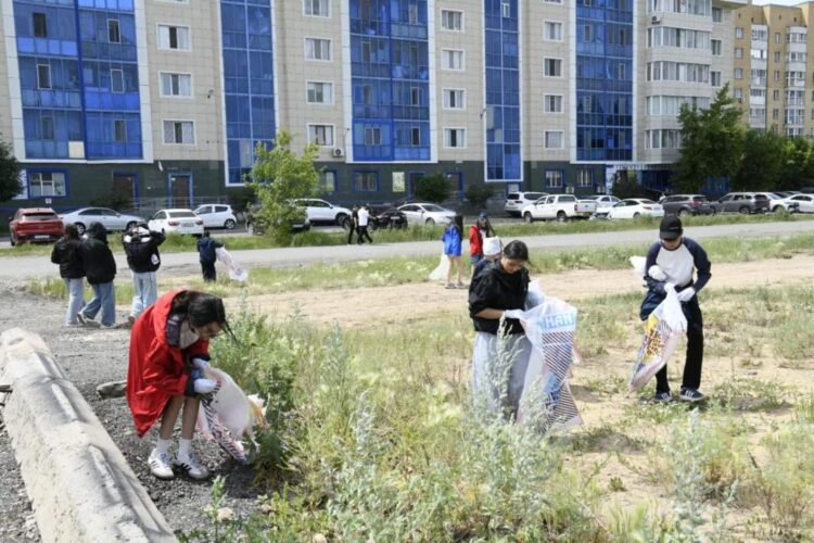 Экоакция, объединившая молодежь и волонтеров, прошла в Астане
