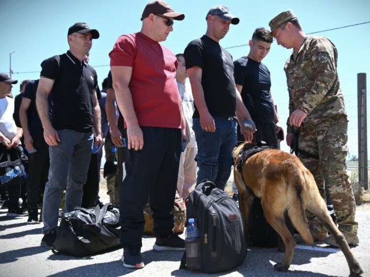 Резервисты проходят подготовку в воинской части Уштобе