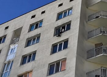 Полицейские Талдыкоргана спасли молодого человека, пытавшего спрыгнуть с многоэтажки