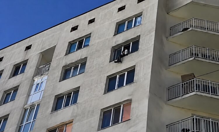 Полицейские Талдыкоргана спасли молодого человека, пытавшего спрыгнуть с многоэтажки