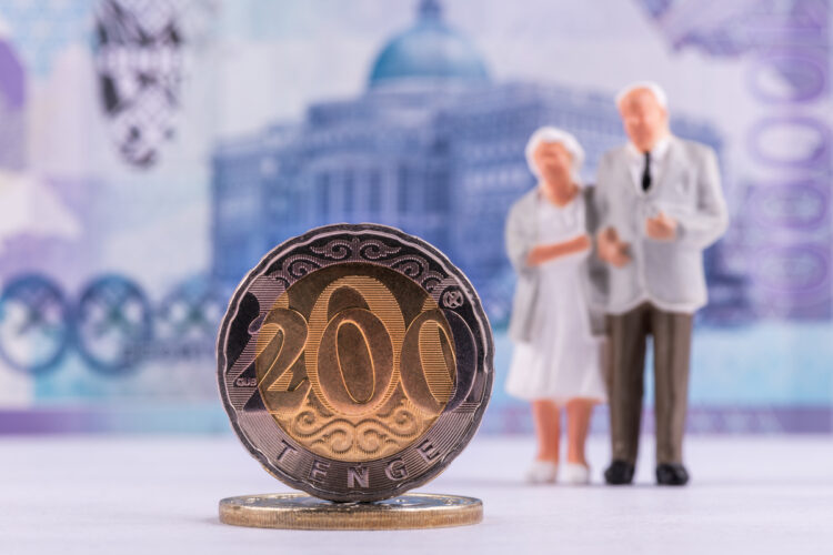 Казахстанцы могут перевести часть пенсионных накоплений без учета порога достаточности