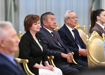 Глава государства призвал заменить «иллюзорный мир» соцсетей примерами честного труда