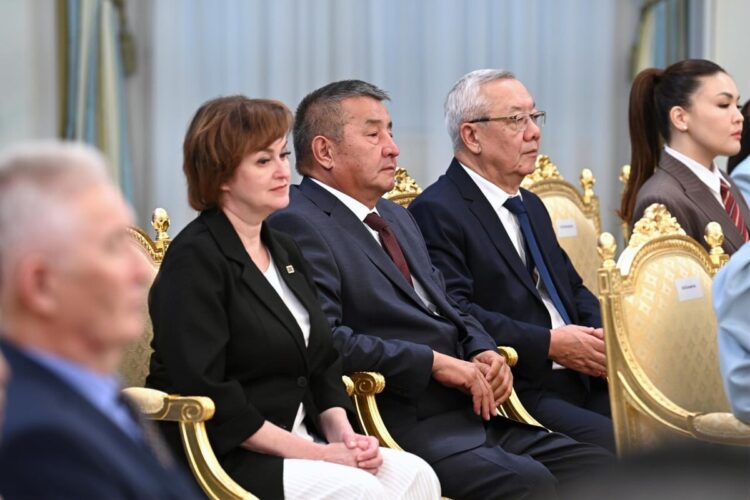Глава государства призвал заменить «иллюзорный мир» соцсетей примерами честного труда