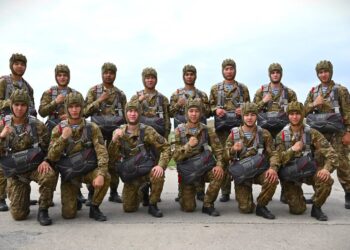Более 400 новобранцев-десантников из Талдыкоргана совершили первые прыжки с парашютом