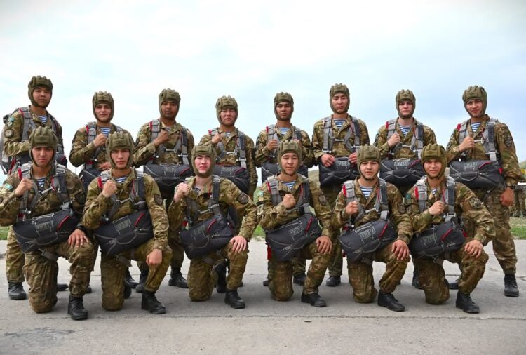 Более 400 новобранцев-десантников из Талдыкоргана совершили первые прыжки с парашютом