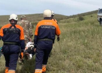Спасатели Жетісу эвакуировали из горной местности подростка с отцом