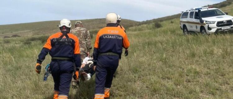 Спасатели Жетісу эвакуировали из горной местности подростка с отцом