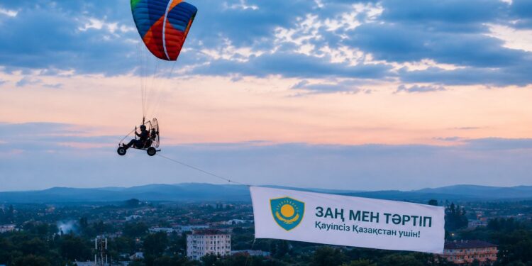 На высоте тысячи метров над Талдыкорганом развернулся флаг «Закон и порядок»