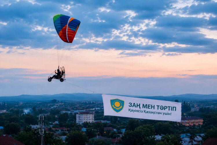 На высоте тысячи метров над Талдыкорганом развернулся флаг «Закон и порядок»