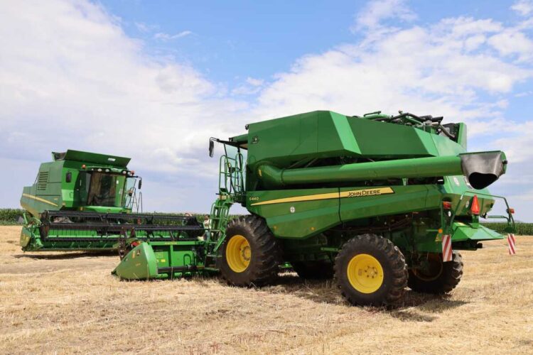 Новейшие комбайны John Deere протестировали в Жетісу