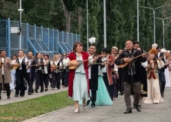 Мелодии домбры заполнили парк Победы в Ескельдинском районе
