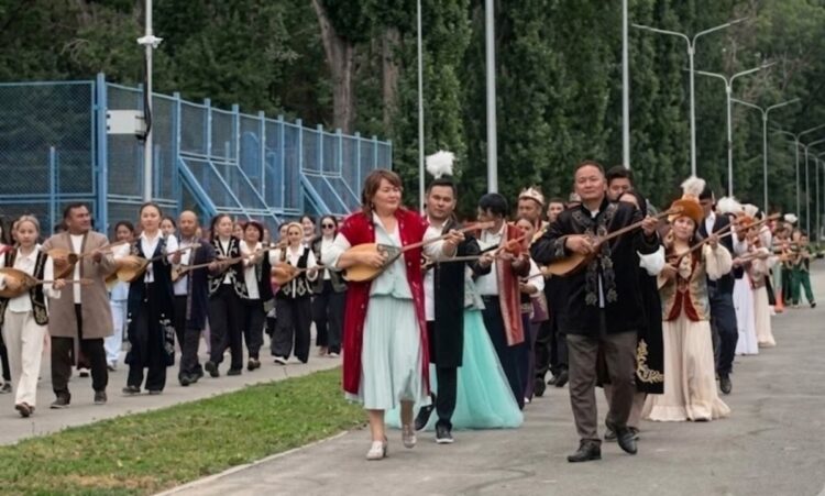 Мелодии домбры заполнили парк Победы в Ескельдинском районе
