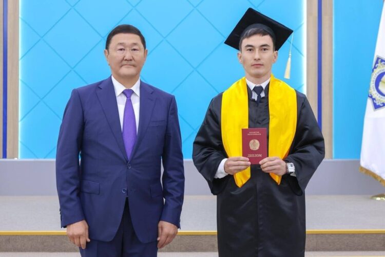 Берик Асылов вручил дипломы выпускникам Академии правоохранительных органов