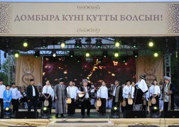 В Талдыкоргане празднуют Национальный день домбры