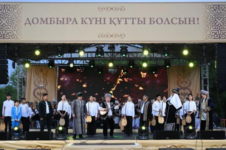 В Талдыкоргане празднуют Национальный день домбры