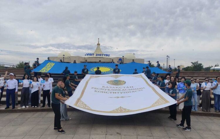 Новая Конституция: Жетысуская молодежь организовала патриотический флешмоб