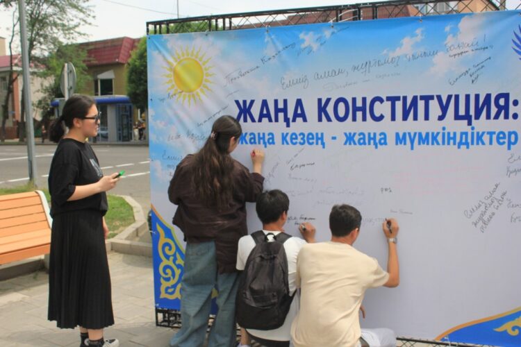 Талдыкорганцы поделились пожеланиями Казахстану на акции «Новая Конституция — новая эпоха»