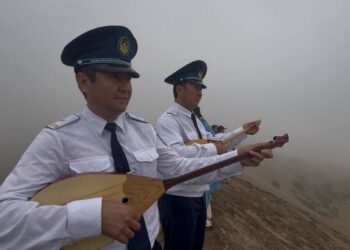 Полицейские Жетісу исполнили кюй на вершине Поющего бархана
