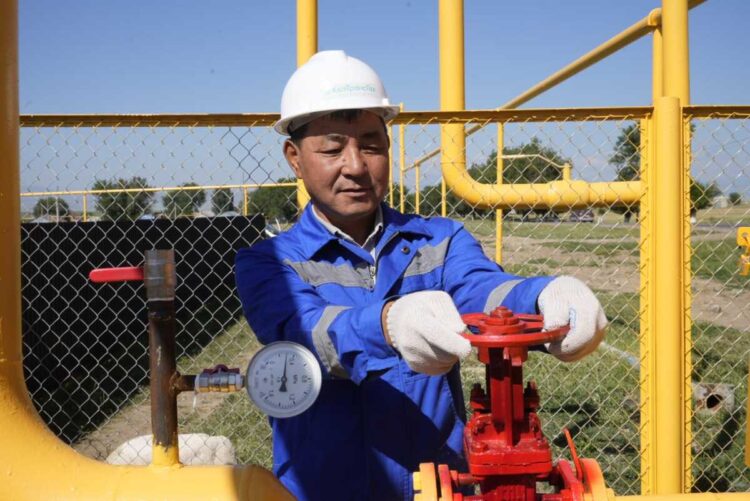 Десятки сел подключают к природному газу в Кербулакском районе