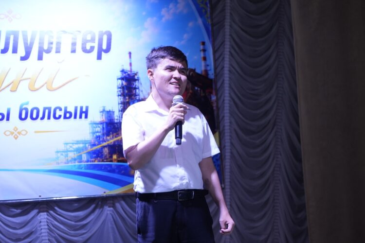 «Я верю, что однажды увижу этот мир»: история незрячего музыканта из Текели