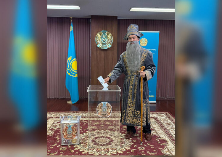 В Токио казахстанский студент пришёл на выборы в образе степного судьи — бия