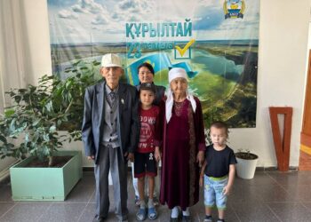90-летний аксакал проголосовал вместе с детьми и внуками в Аксуском районе