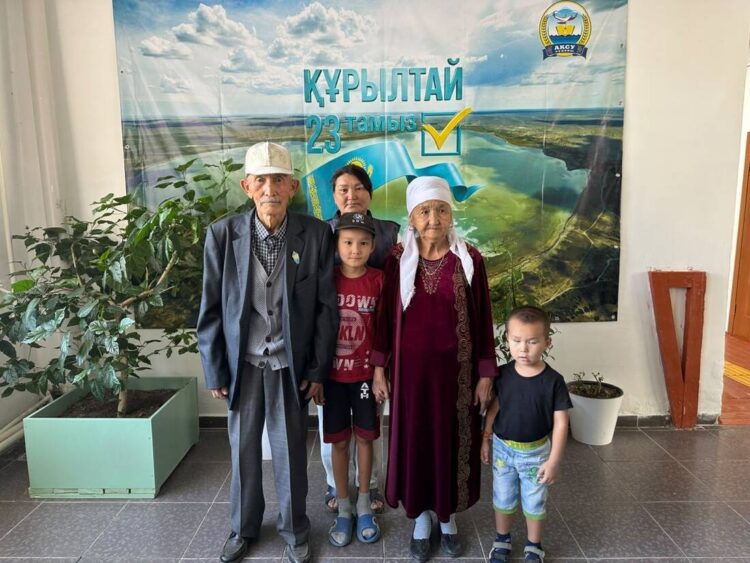 90-летний аксакал проголосовал вместе с детьми и внуками в Аксуском районе