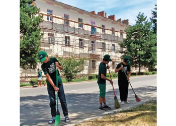 Школьник из Текели посвятил лето благоустройству родного города
