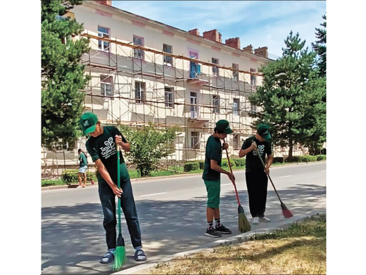 Школьник из Текели посвятил лето благоустройству родного города