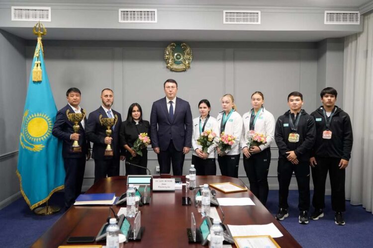В Жетiсу чествовали триумфаторов чемпионата Азии по тяжелой атлетике